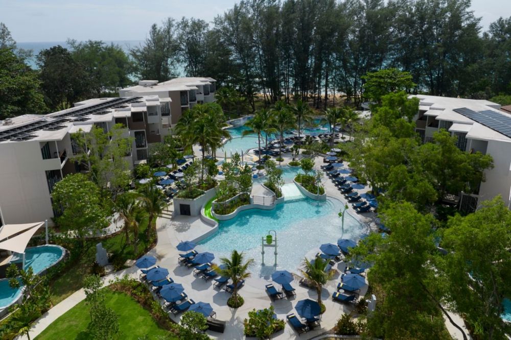 Le Meridien Phuket Mai Khao Beach Resort 4+