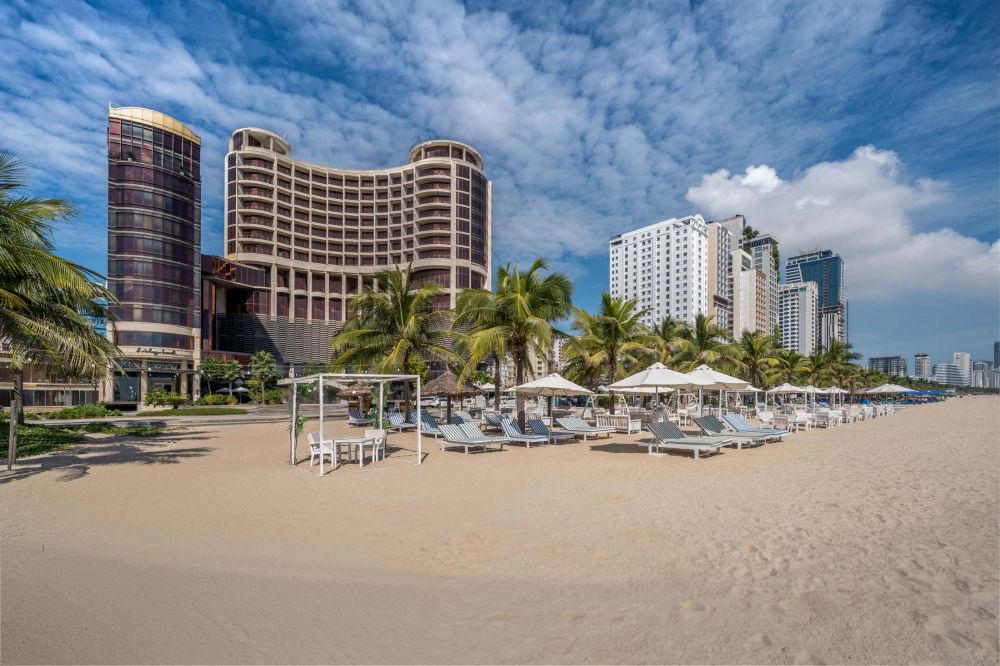 Holiday Beach Hotel Danang 4*