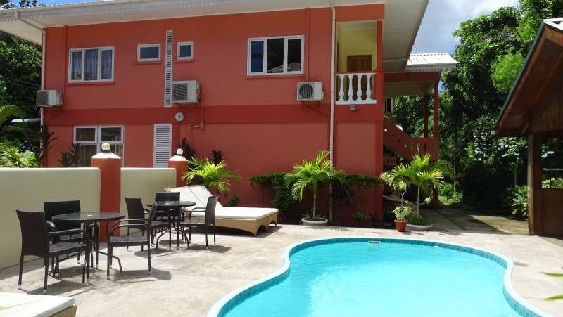 Reef Holiday Apartments 4*