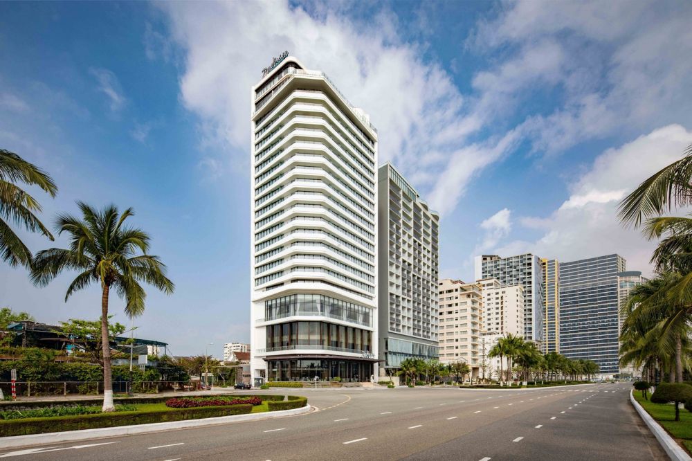 Radisson Hotel Đà Nẵng sở hữu vị trí đắc địa trên đường Võ Nguyên Giáp, chỉ cách bãi biển Mỹ Khê vài phút đi bộ.