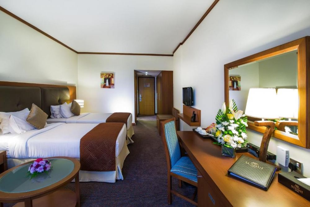 Deluxe Room, Landmark Summit Hotel 4*