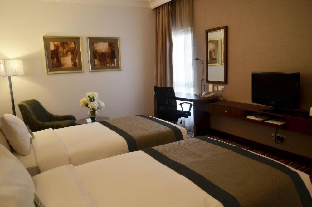 Premium Deluxe Room, Holiday Inn Abu Dhabi Downtown 4*