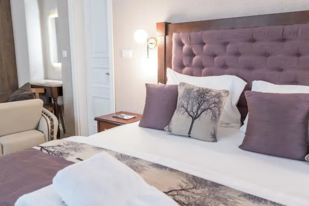 Double Room, Conte 4*