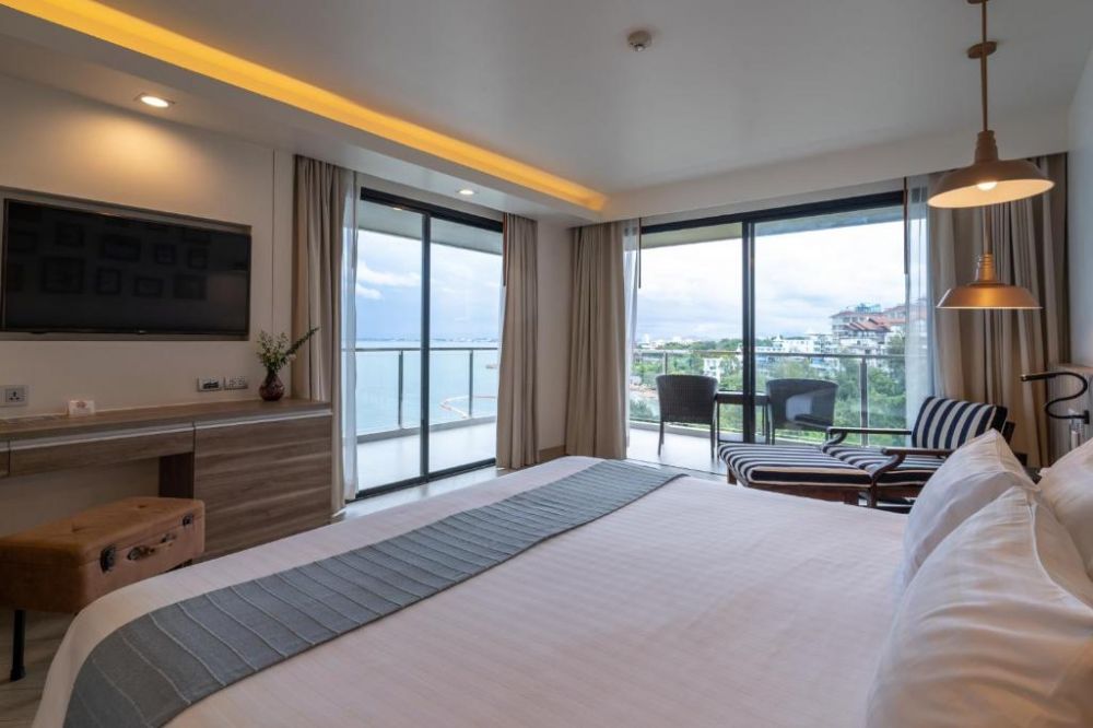 Corner Suite, Golden Tulip Pattaya Beach Resort 5*