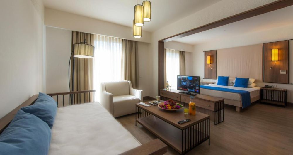 Suite Room, Liv Hotel by Bellazure 5*