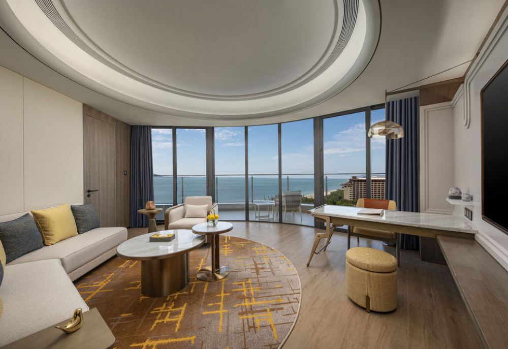1 Bedroom Suite Oceanfront with Outdoor Bathtub, Voco Sanya Bay 5*