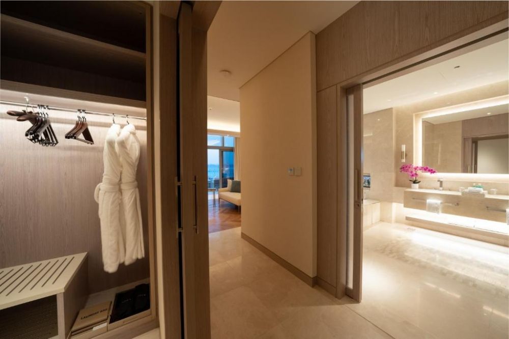 FIVE Vibe Room with XL Pool, Five Luxe JBR 5*