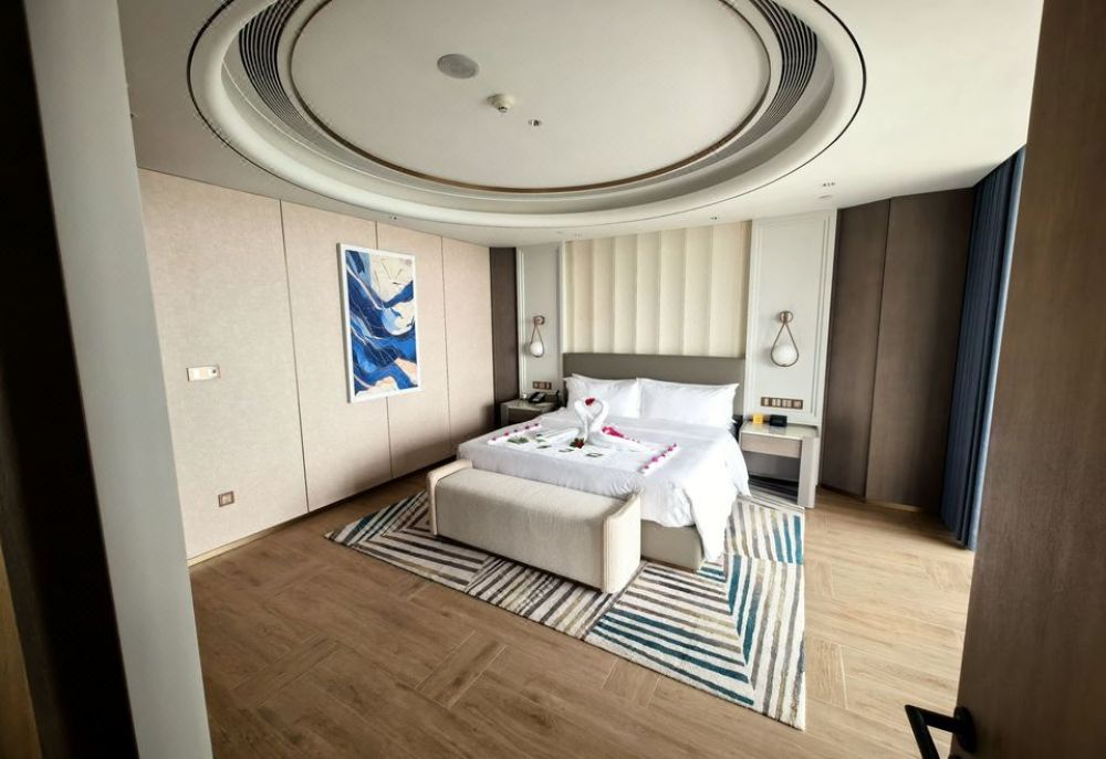 1 Bedroom Suite Oceanfront with Outdoor Bathtub, Voco Sanya Bay 5*