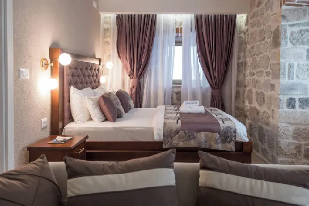 Double Room, Conte 4*