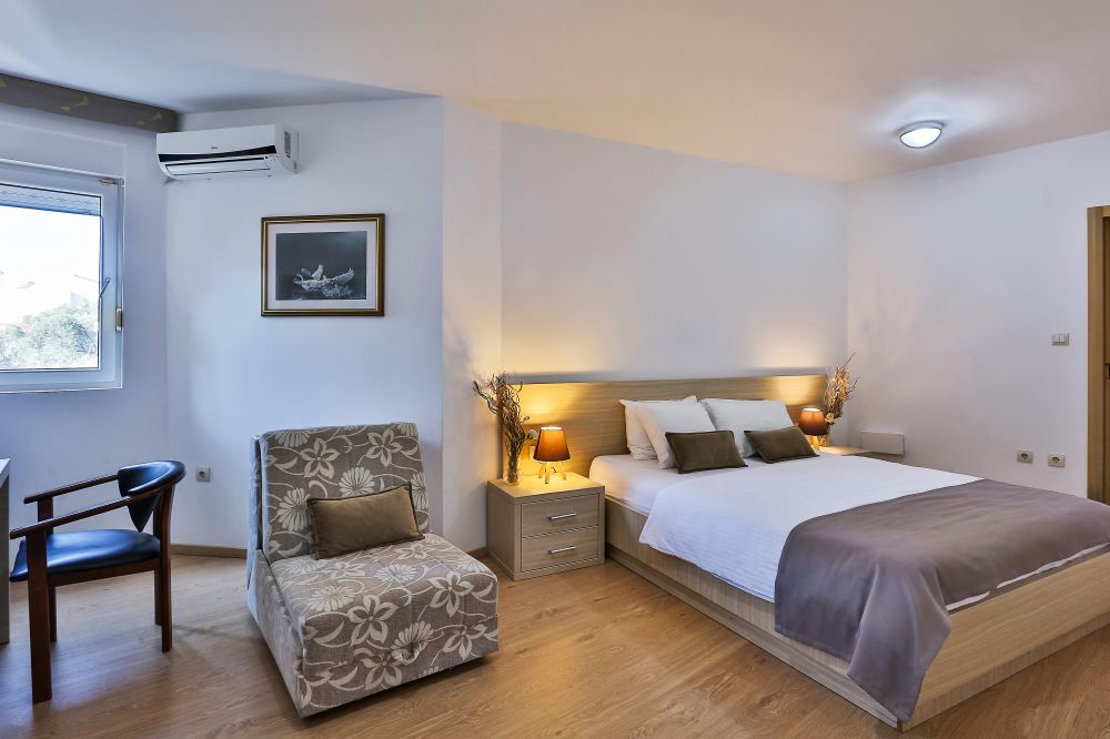 Standard Double+Extra Bed no Balcony, Kolomat Apartments Villa 3*