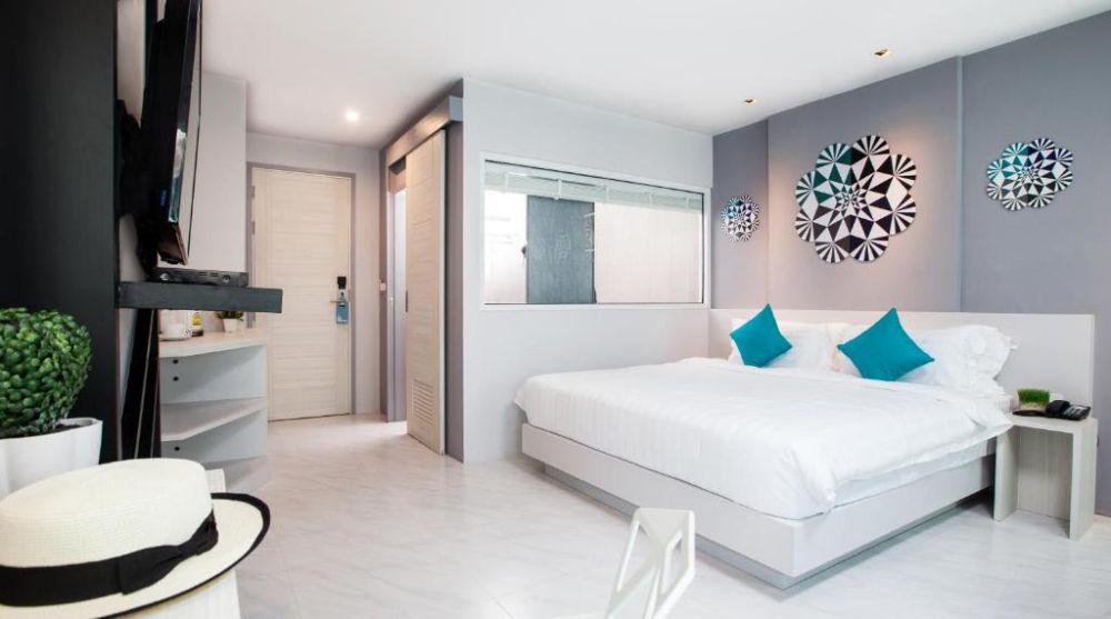 Deluxe, Crib Patong 3*