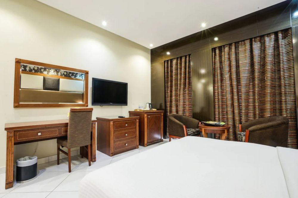 Deluxe King Room, Vendome Palace Hotel 3*
