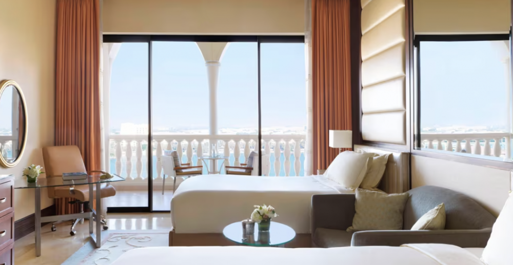 Club Room, The Ritz Carlton Abu Dhabi Grand Canal 5*
