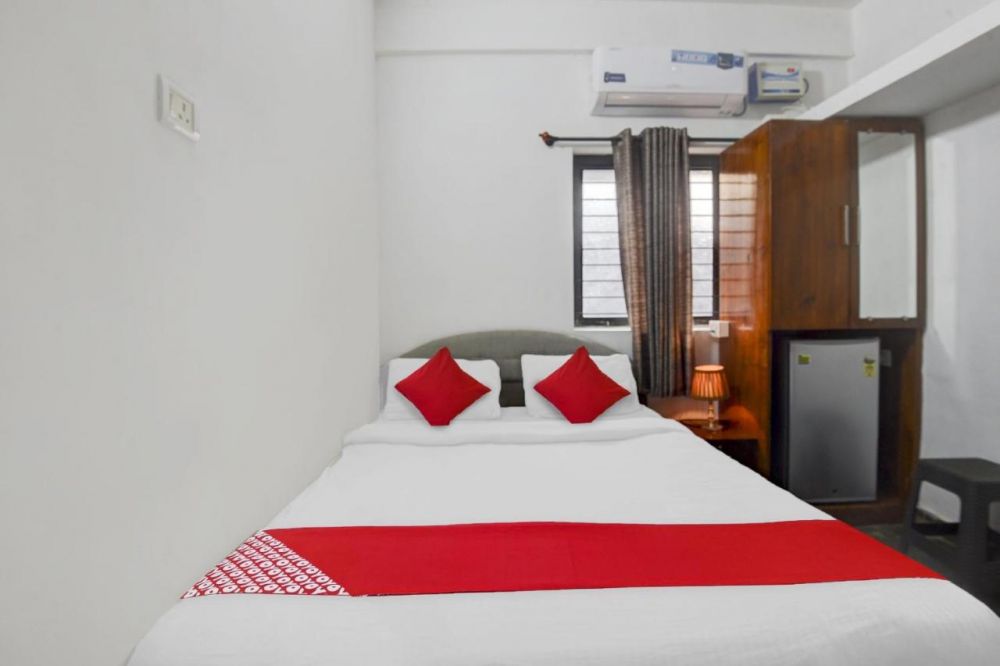 Deluxe AC, Aarvi Guest House 