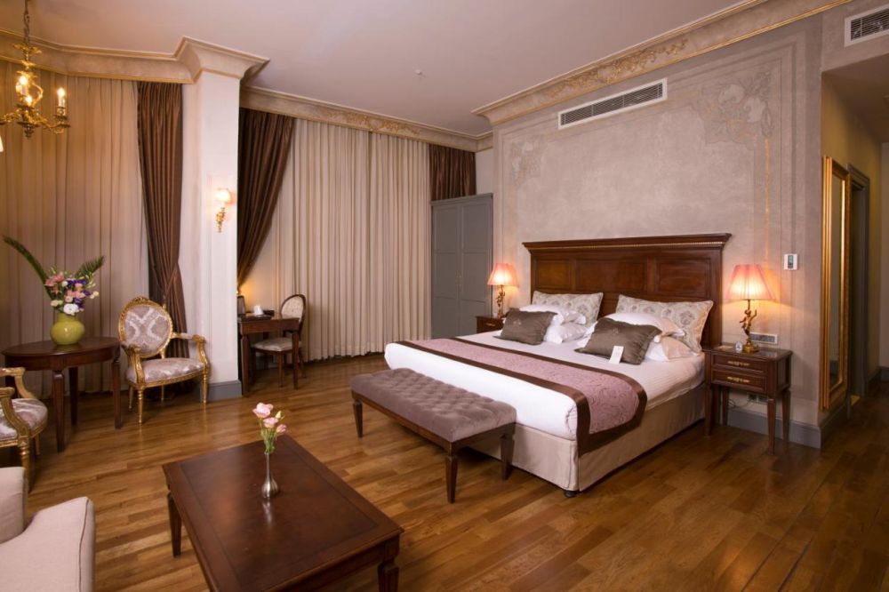 Corner suite room, Palazzo Donizetti Hotel 4*
