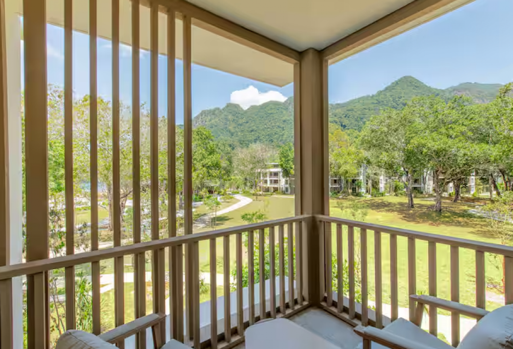 King Guest Room with Balcony, Hilton Burau Bay Langkawi 5*