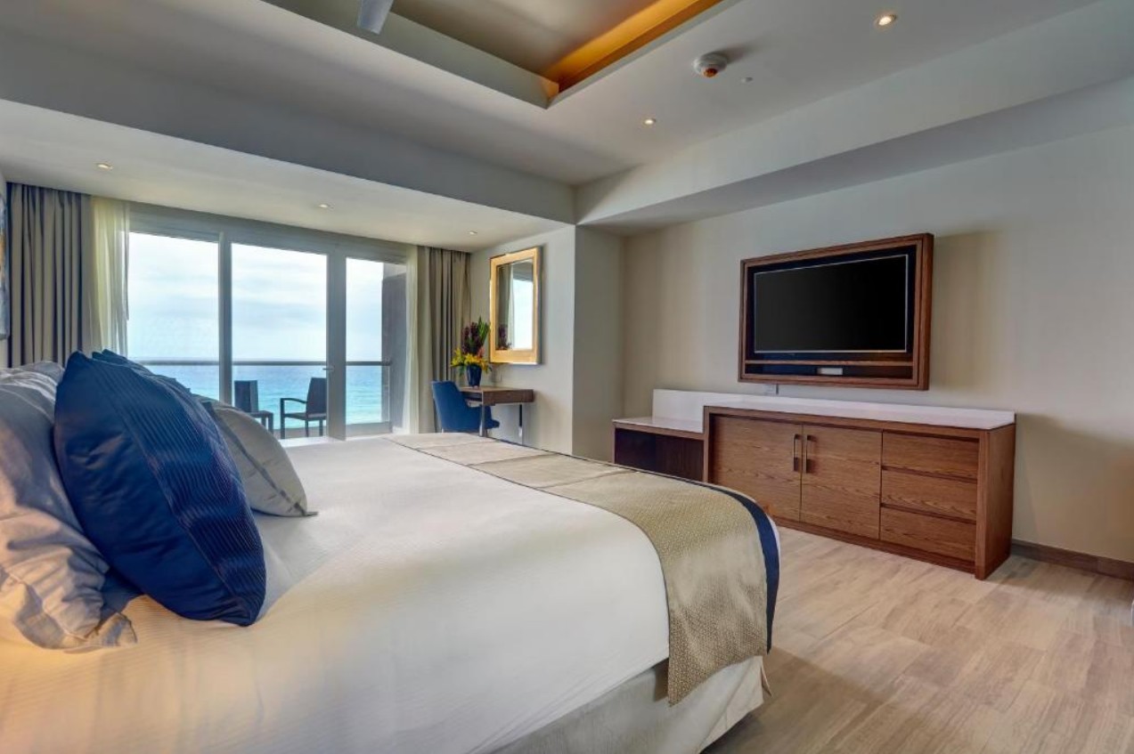 Luxury Junior Suite Ocean Front Diamond Club, Royalton CHIC Suites Cancun | Adults Only 5*