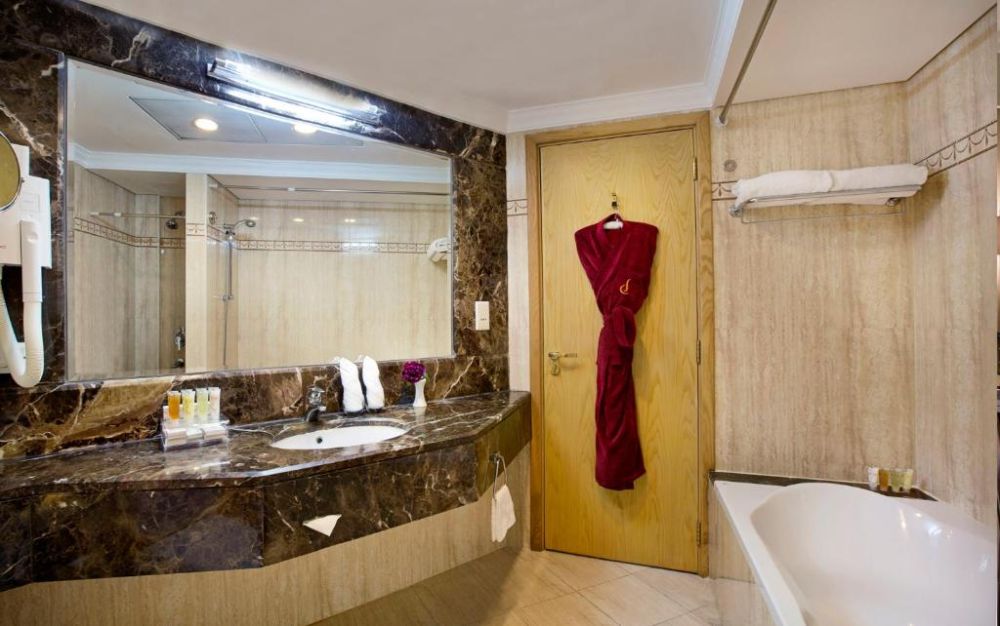 Deluxe Room, City Seasons Dubai Hotel 4*