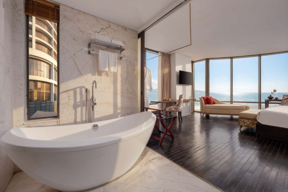 Premier Suite Beachfront, Holiday Beach Hotel Danang 4*