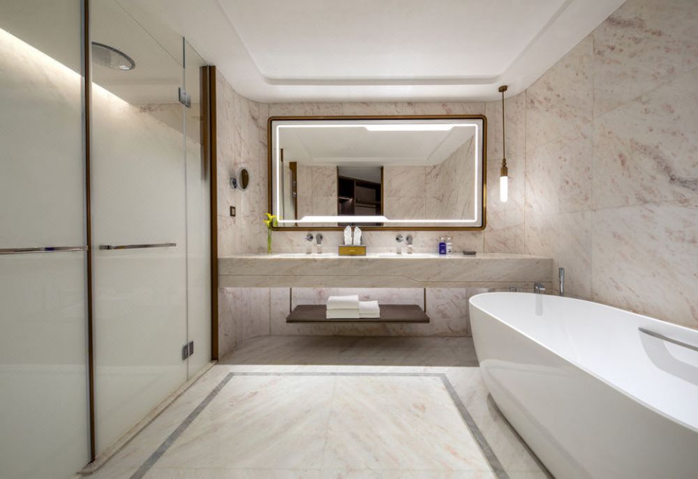 1 Bedroom Suite Oceanfront with Outdoor Bathtub, Voco Sanya Bay 5*