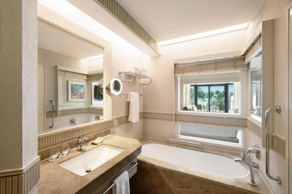 Deluxe Pool View Room, Shangri-La's Rasa Sentosa Resort & Spa 5*