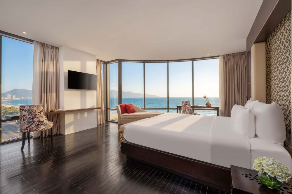 Premier Suite Beachfront, Holiday Beach Hotel Danang 4*