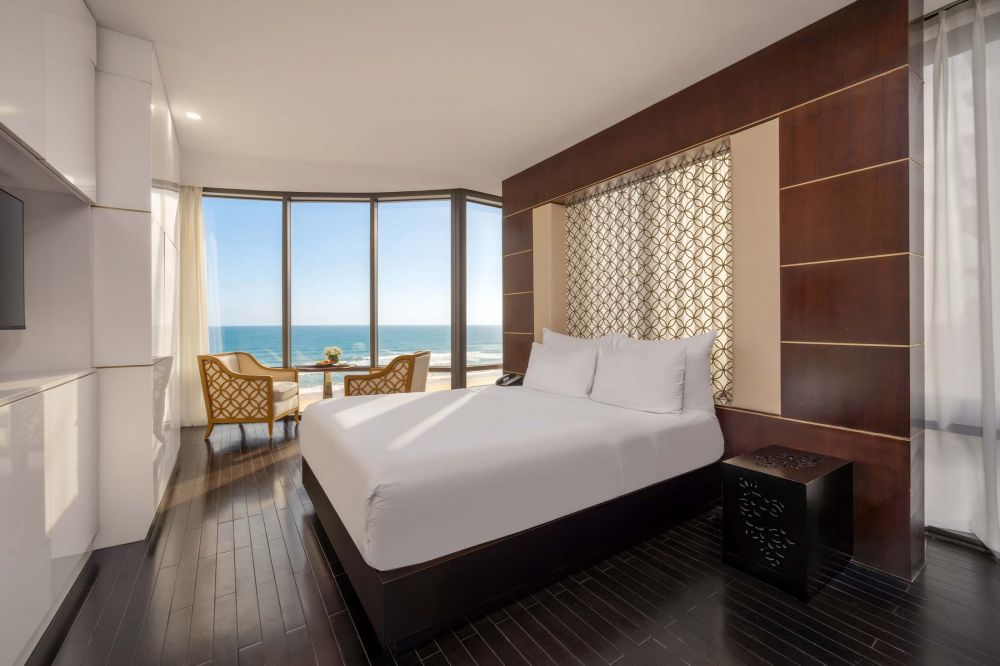 Junior Suite Beachfront, Holiday Beach Hotel Danang 4*