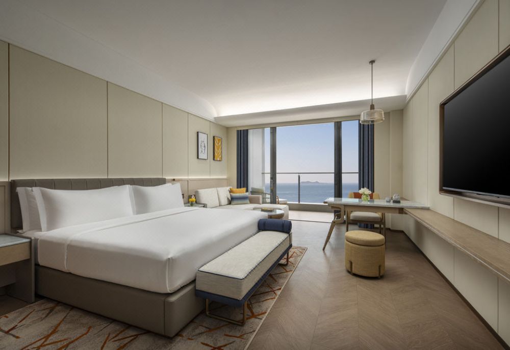 1 King Standard Oceanfront with Balcony, Voco Sanya Bay 5*