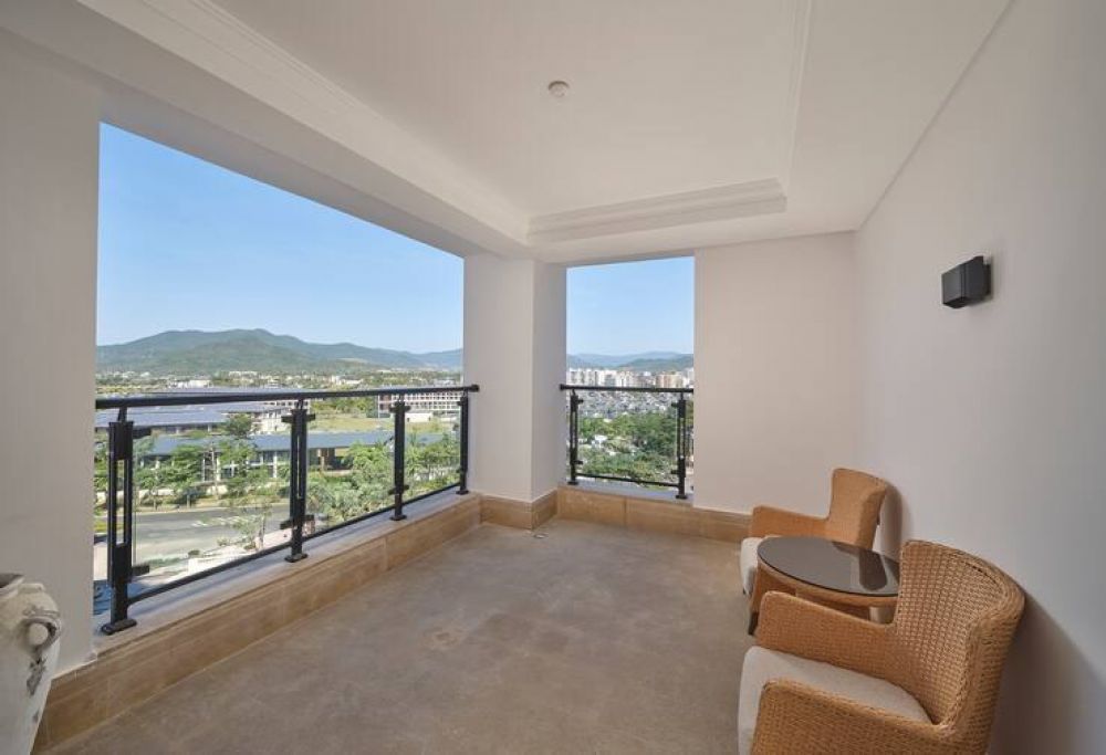 Twin Guest Room with Balcony, DoubleTree by Hilton Sanya Bay 3*
