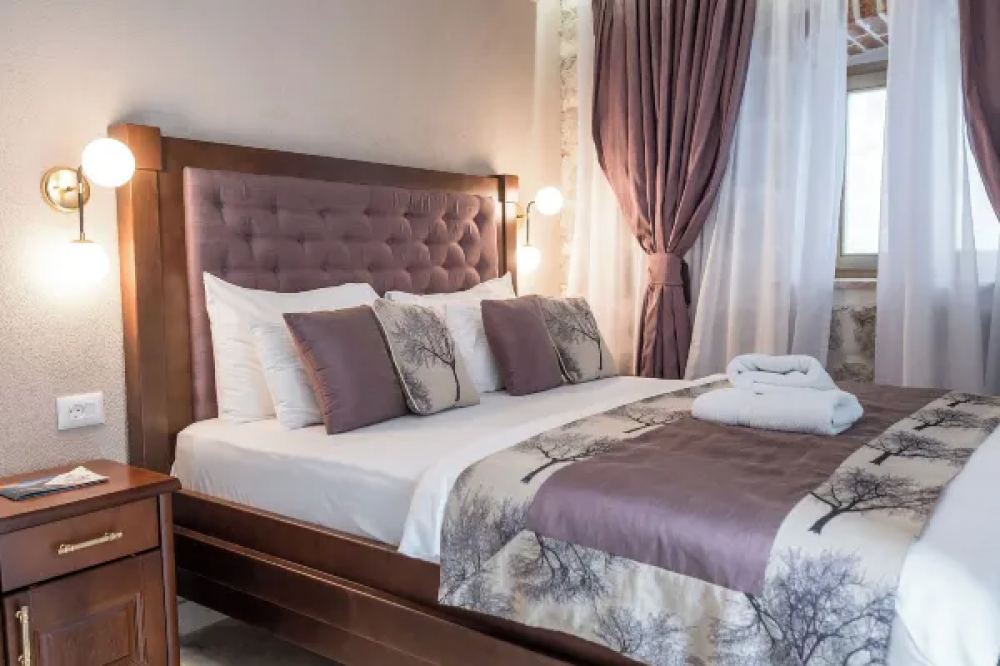 Double Room, Conte 4*