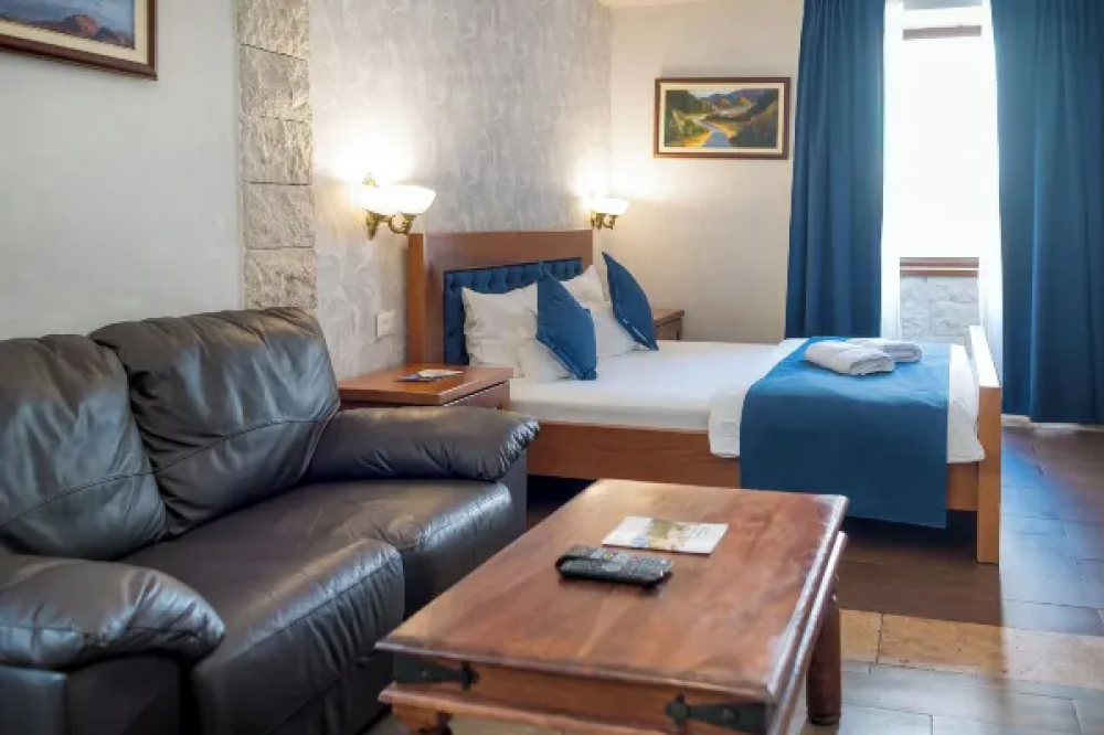 Double Room, Conte 4*