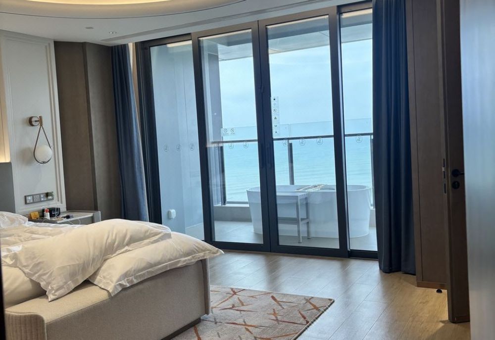 1 Bedroom Suite Oceanfront with Outdoor Bathtub, Voco Sanya Bay 5*