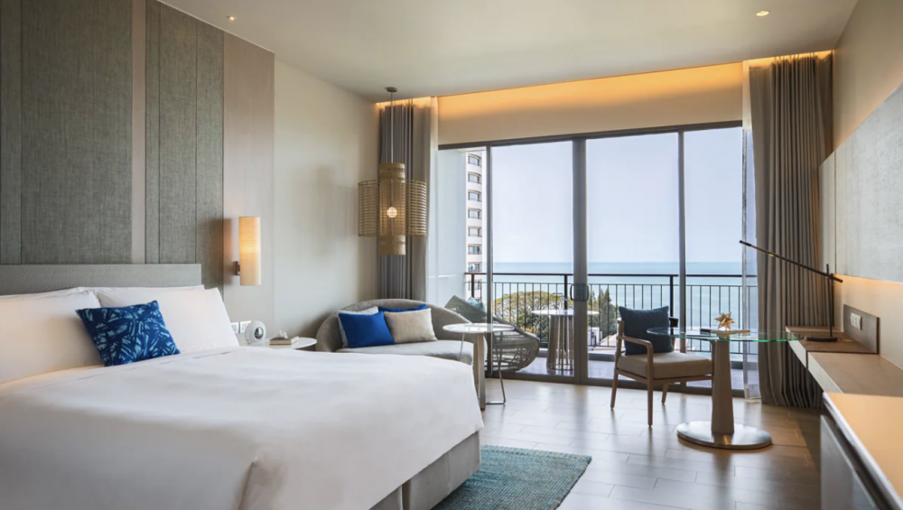 Guestroom Balcony Sea View, Renaissance Pattaya Resort & SPA 5*