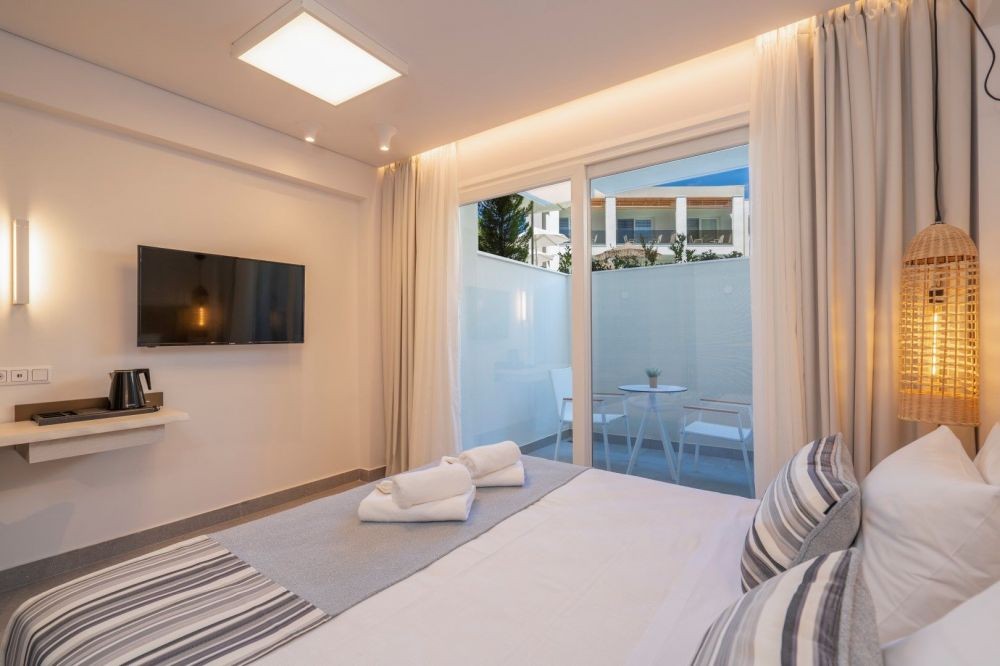 Deluxe Room With Patio Semi Basement, Mirablue Luxury Residences 4*