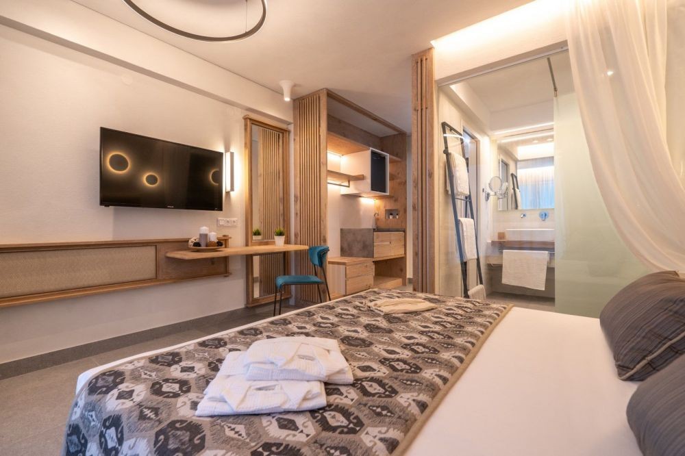 Deluxe Room With Balcony, Mirablue Luxury Residences 4*