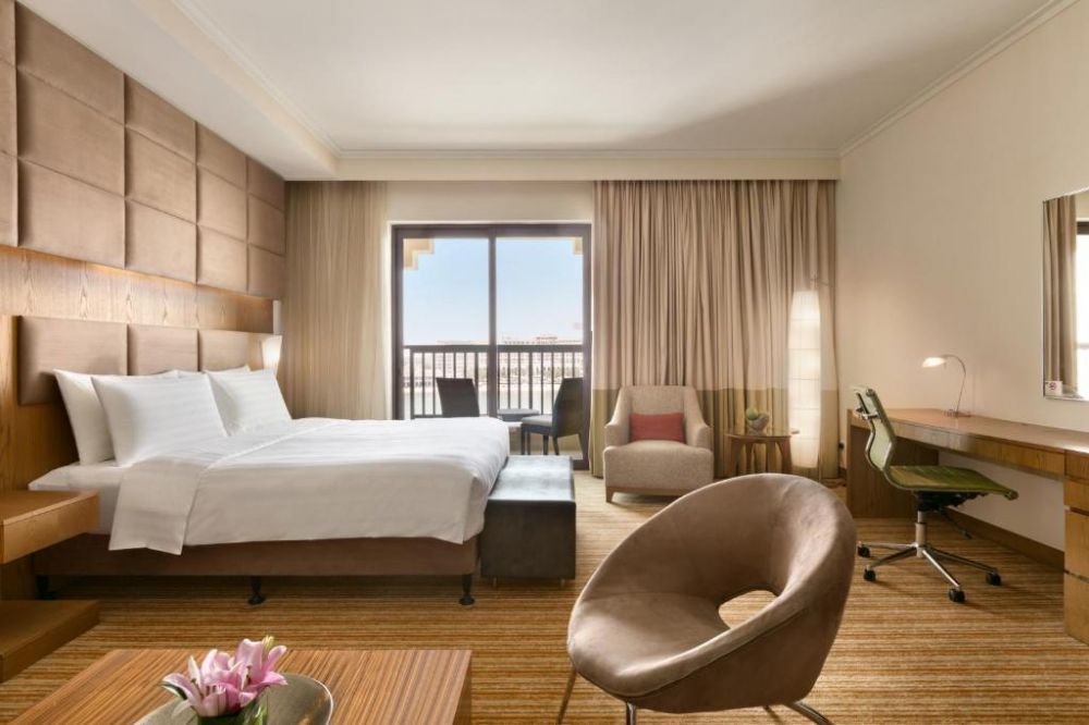 Executive Suite, Traders Hotel Qaryat Al Beri 4*