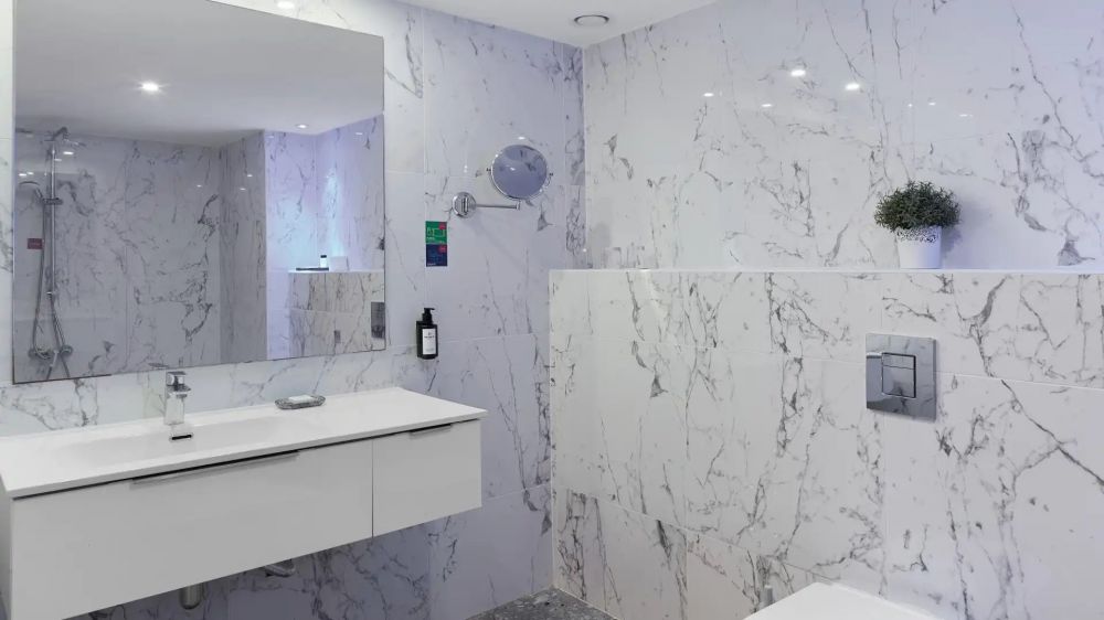 Executive Suite FSV with Outdoor Hot Tub, Leonardo Crystal Cove Protaras (Adults Only 16+) 4*