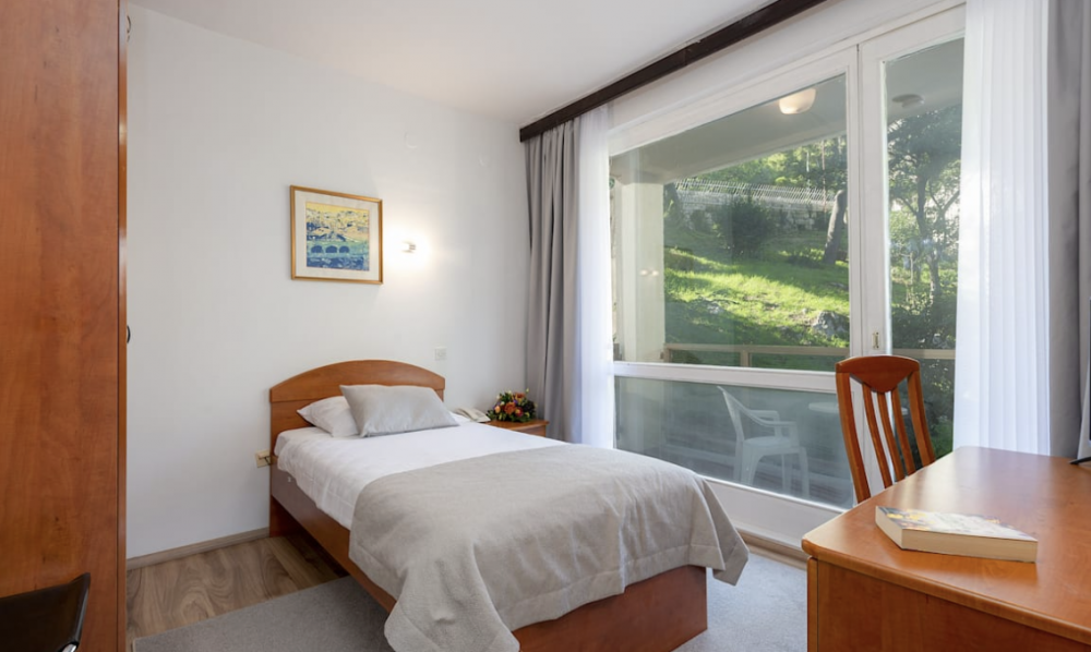 Standard Single Room with Balcony, Vis Hotel 3*
