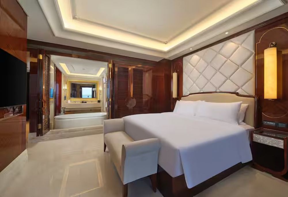 King Deluxe Suite Sea View, DoubleTree by Hilton Sanya Bay 3*