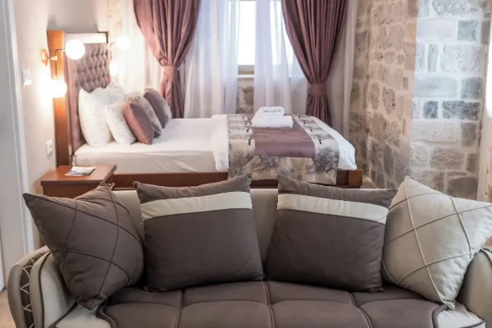 Double Room, Conte 4*