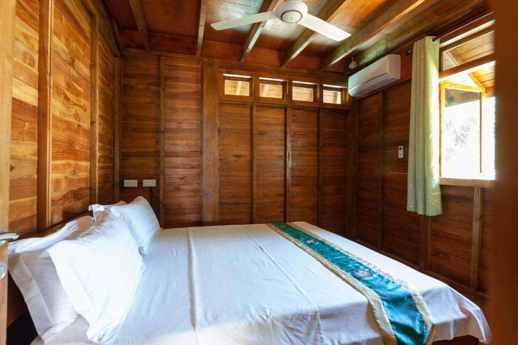 Wooden Chalet, Hide Away Holiday Apartments 