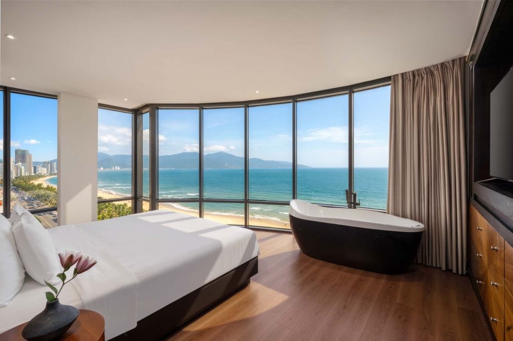 Executive Suite Beachfront, Holiday Beach Hotel Danang 4*