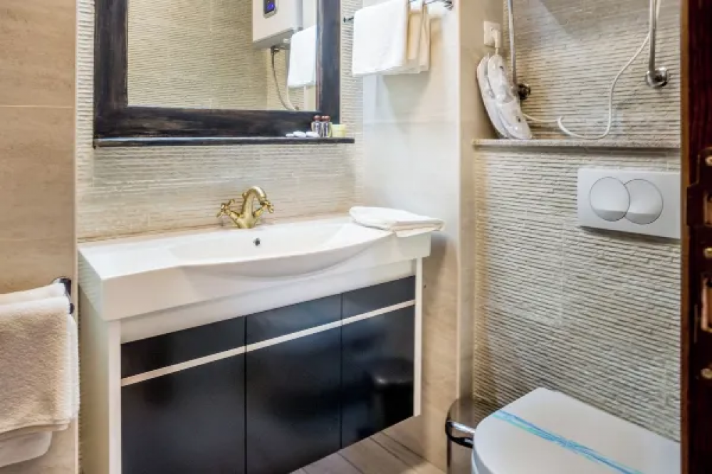 Double Room, Conte 4*