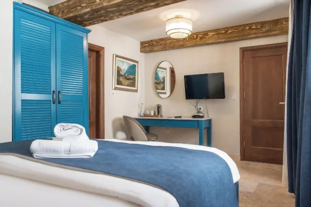 Double Room, Conte 4*