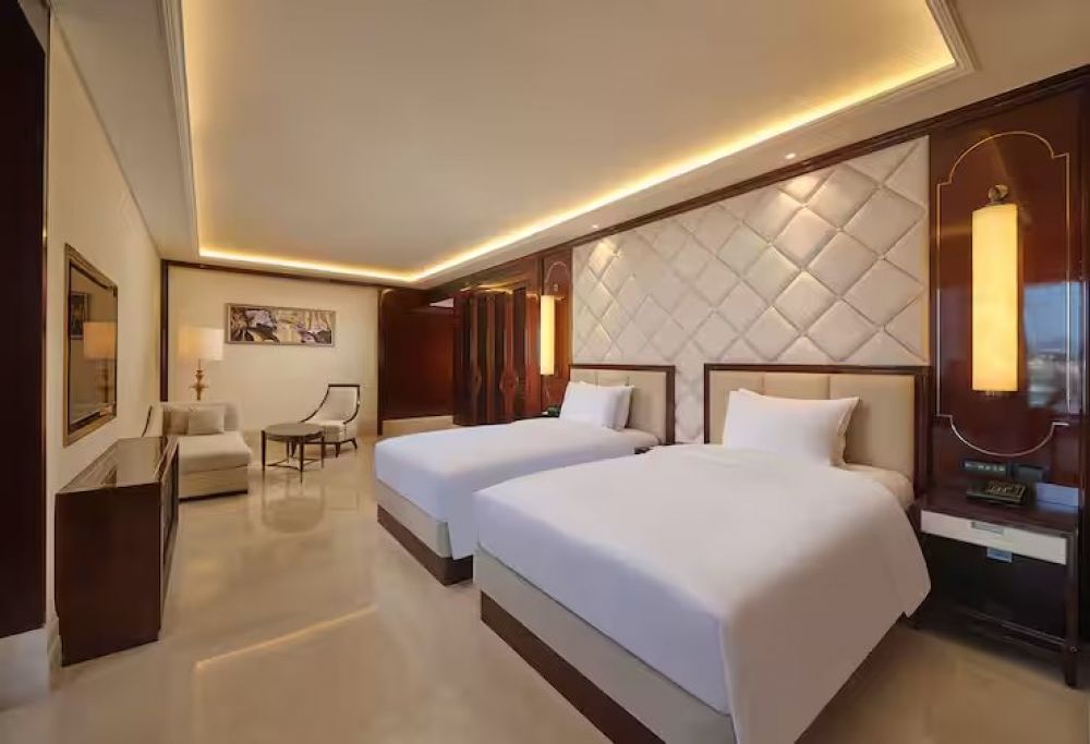 Twin Guest Room with Balcony, DoubleTree by Hilton Sanya Bay 3*