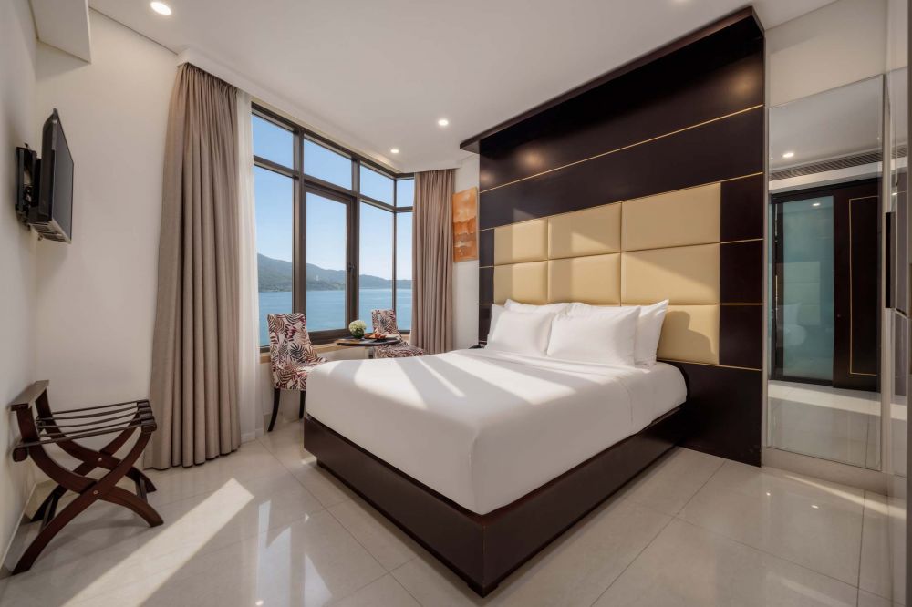 Senior Deluxe, Holiday Beach Hotel Danang 4*