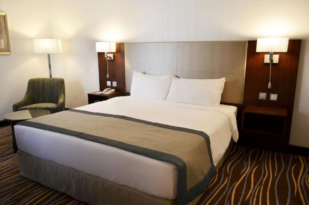 Premium Deluxe Room, Holiday Inn Abu Dhabi Downtown 4*