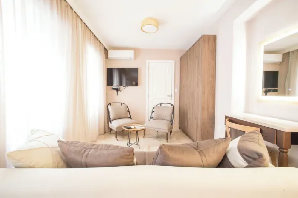 Double Room, Conte 4*