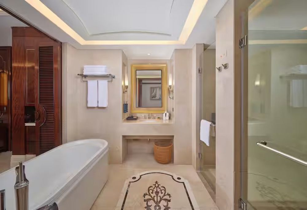 King Guest Room with Balcony, DoubleTree by Hilton Sanya Bay 3*
