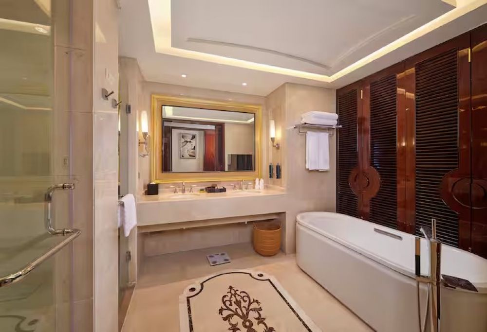 Twin Guest Room with Balcony, DoubleTree by Hilton Sanya Bay 3*